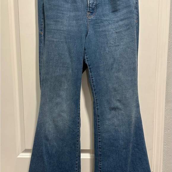 Good American Good Legs Flare Jeans - Picture 5 of 8